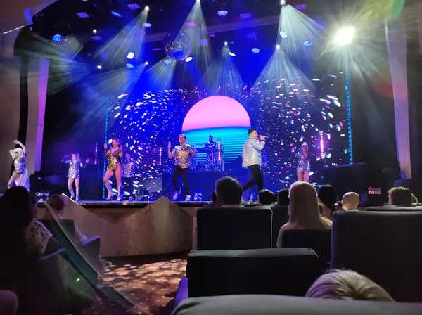 Trieste, İtalya - 9 Mayıs 2025: MSC Fantasia adlı yolcu gemisinin yolcu gemisinde ya da yolcu gemisinde yapılan tiyatro gösterisi.