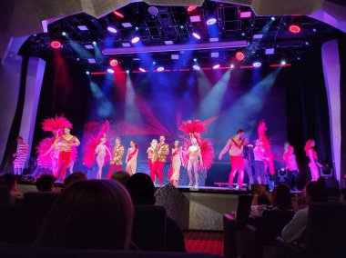 Trieste, İtalya - 9 Mayıs 2025: MSC Fantasia adlı yolcu gemisinin yolcu gemisinde ya da yolcu gemisinde yapılan tiyatro gösterisi.