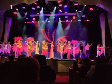 Trieste, İtalya - 9 Mayıs 2025: MSC Fantasia adlı yolcu gemisinin yolcu gemisinde ya da yolcu gemisinde yapılan tiyatro gösterisi.