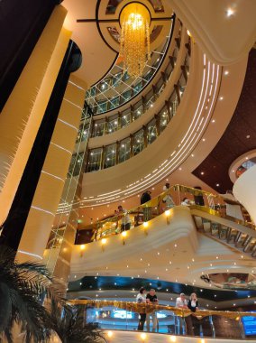 Trieste, İtalya - 9 Mayıs 2025: İtalya 'da inşa edilen büyük yolcu gemisi MSC Fantasia' daki Atrium 'un içi.
