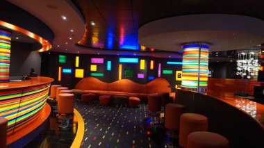 Trieste, İtalya - 9 Mayıs 2025: MSC Fantasia yolcu gemisinde barın içi