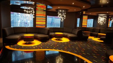 Trieste, İtalya - 9 Mayıs 2025: MSC Fantasia yolcu gemisinde barın içi