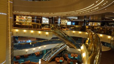 Trieste, İtalya - 9 Mayıs 2025: İtalya 'da inşa edilen büyük yolcu gemisi MSC Fantasia' daki Atrium 'un içi.