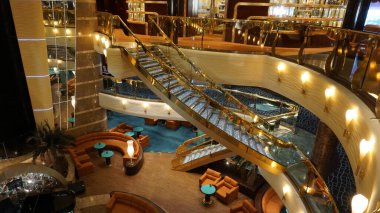 Trieste, İtalya - 9 Mayıs 2025: İtalya 'da inşa edilen büyük yolcu gemisi MSC Fantasia' daki Atrium 'un içi.