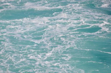 Okyanus öfkesi: Dalgalar suda çarpışır - mavi su