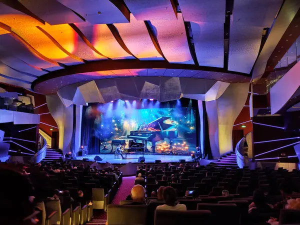 Trieste, İtalya - 9 Mayıs 2025: MSC Fantasia adlı yolcu gemisinin yolcu gemisinde ya da yolcu gemisinde yapılan tiyatro gösterisi.