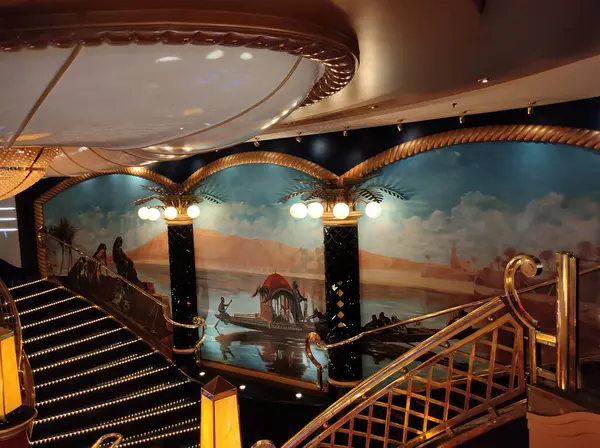 Trieste, İtalya - 9 Mayıs 2025: İtalya 'da inşa edilen büyük yolcu gemisi MSC Fantasia' daki Atrium 'un içi.