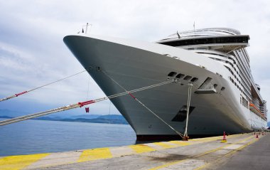 Korfu, Yunanistan - Yunanistan limanında büyük bir yolcu gemisi soyutlandı
