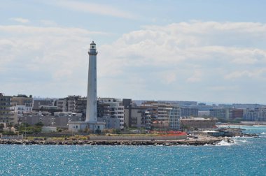 İtalya 'nın Apulia bölgesindeki Bari şehrindeki sahil caddesinin şaşırtıcı günbatımı manzarası