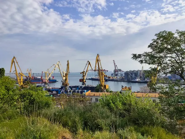 Odesa limanının sanayi manzarası. Odesa Deniz Ticaret Limanı, Ukrayna 'nın en büyük limanı ve Karadeniz havzasındaki en büyük limanlardan biridir.