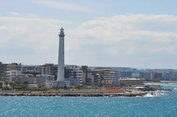 İtalya 'nın Apulia bölgesindeki Bari şehrindeki sahil caddesinin şaşırtıcı günbatımı manzarası