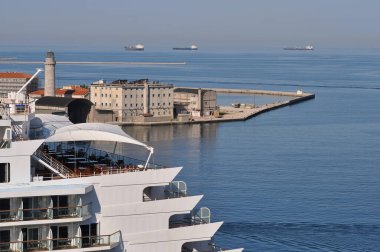 Yolcu gemisinden Trieste marina hava görüntüsü. Eski ve renkli Akdeniz evlerinin cepheleriyle Trieste sokakları. İtalya 'da Trieste