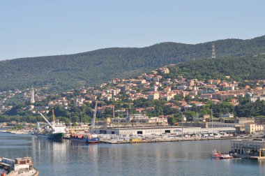 Trieste, İtalya - 11 Mayıs 2025: Trieste marinasının yolcu gemisinden havadan görüntüsü. Eski Akdeniz evlerinin cepheleriyle Trieste sokakları.