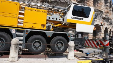 Verona, İtalya - 12 Mayıs 2025: Liebherr LTM 1450 mobil vinç 500 ton kaldıraç kapasitesine ve yedi bölümlük teleskop patlama uzunluğuna sahiptir..