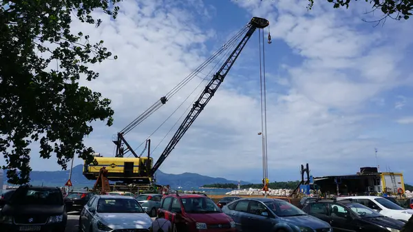 Korfu, Yunanistan - 9 Mayıs 2025: Yunanistan 'ın Korfu kentinde LIMA SWL yüklenmesi için kazıcı