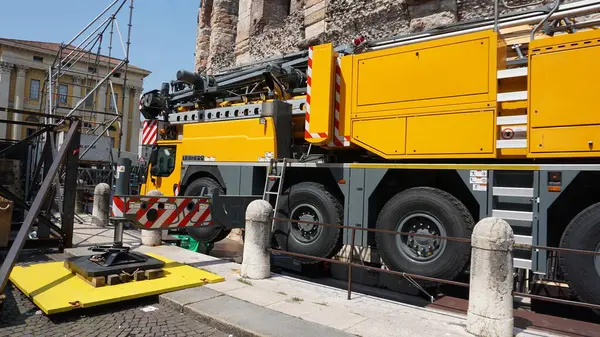 Verona, İtalya - 12 Mayıs 2025: Liebherr LTM 1450 mobil vinç 500 ton kaldıraç kapasitesine ve yedi bölümlük teleskop patlama uzunluğuna sahiptir..
