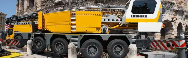 Verona, İtalya - 12 Mayıs 2025: Liebherr LTM 1450 mobil vinç 500 ton kaldıraç kapasitesine ve yedi bölümlük teleskop patlama uzunluğuna sahiptir..