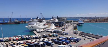 Bari, İtalya - 10 Mayıs 2025: Seyahat ve kargo limanı ve Bari limanına demir atmış bir yolcu gemisi olan Msc Sinfonia 'nın güvertesi.