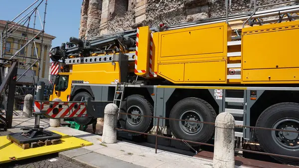 Verona, İtalya - 12 Mayıs 2025: Liebherr LTM 1450 mobil vinç 500 ton kaldıraç kapasitesine ve yedi bölümlük teleskop patlama uzunluğuna sahiptir..