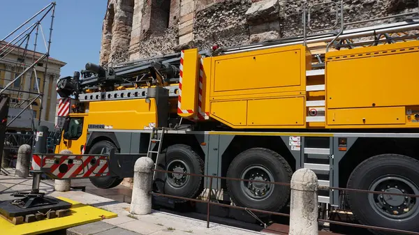 Verona, İtalya - 12 Mayıs 2025: Liebherr LTM 1450 mobil vinç 500 ton kaldıraç kapasitesine ve yedi bölümlük teleskop patlama uzunluğuna sahiptir..