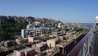 İstanbul, Türkiye - Karaköy 'deki Galataport limanı soyut yolcu gemisinden şehrin ufuk çizgisine bakıyor