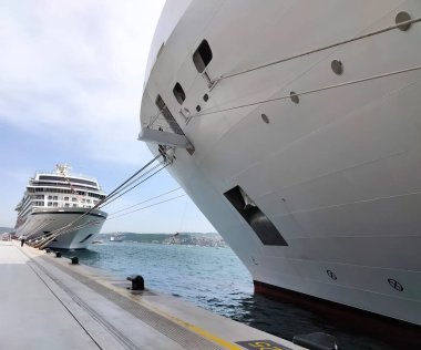 İstanbul, Türkiye - Yaz tatilinde gemi turu. İstanbul, Galataport 'ta yolcu gemileri