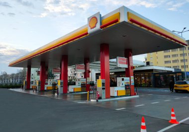 Varna, Bulgaristan - 6 Mayıs 2025: Shell benzin istasyonundaki hortumları doldurmak. Shell, merkezi Hollanda 'da bulunan çok uluslu bir petrol ve gaz şirketidir..
