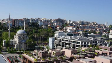 İstanbul 'un önemli bir simgesi olan tarihi Nusretiye camii. Nusretiye Camii 'nin Osmanlı mimari güzelliği. Galataport Alışveriş Merkezi. Tophane ilçesi, İstanbul, Türkiye