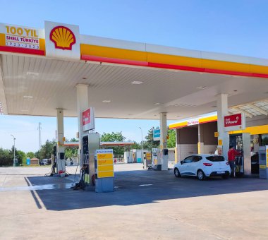 İstanbul, Türkiye - 6 Mayıs 2025: Shell benzin istasyonundaki hortumları doldurmak. Shell, merkezi Hollanda 'da bulunan çok uluslu bir petrol ve gaz şirketidir..