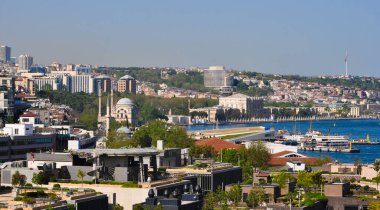İstanbul, Türkiye - Karaköy 'deki Galataport limanı soyut yolcu gemisinden şehrin ufuk çizgisine bakıyor