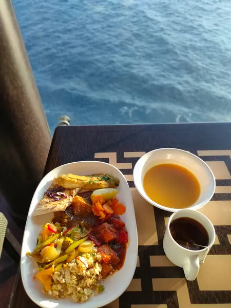 Soyut lüks yolcu gemisinde yemek odası büfesi. Modern yolcu gemisinde sağlıklı bir kahvaltı.