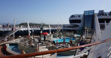 İstanbul, Türkiye - 7 Mayıs 2025: İtalya 'da inşa edilen büyük yolcu gemisi MSC Fantasia' nın yüzme havuzu.