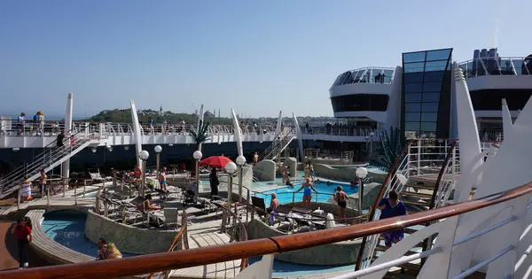İstanbul, Türkiye - 7 Mayıs 2025: İtalya 'da inşa edilen büyük yolcu gemisi MSC Fantasia' nın yüzme havuzu.