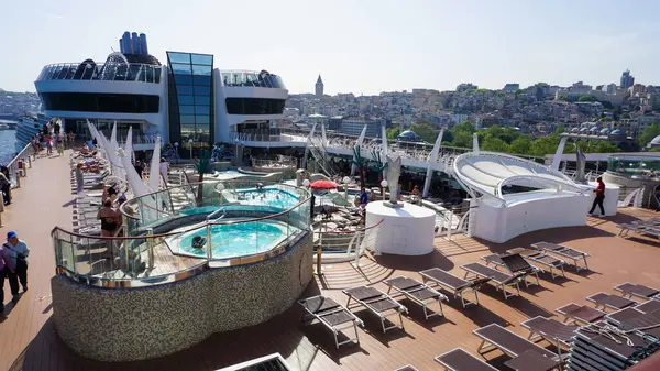 İstanbul, Türkiye - 7 Mayıs 2025: İtalya 'da inşa edilen büyük yolcu gemisi MSC Fantasia' nın yüzme havuzu.