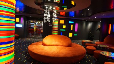 Trieste, İtalya - 9 Mayıs 2025: MSC Fantasia yolcu gemisinde barın içi