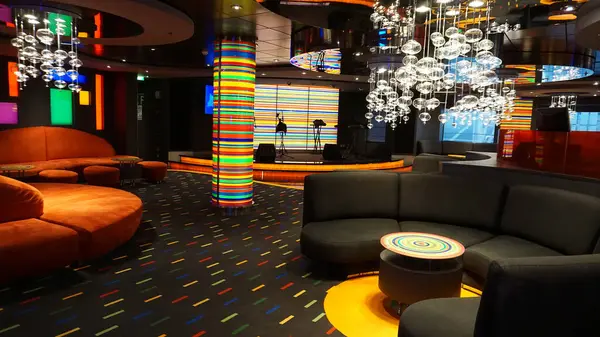 Trieste, İtalya - 9 Mayıs 2025: MSC Fantasia yolcu gemisinde barın içi