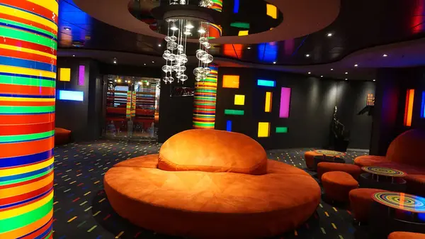 Trieste, İtalya - 9 Mayıs 2025: MSC Fantasia yolcu gemisinde barın içi