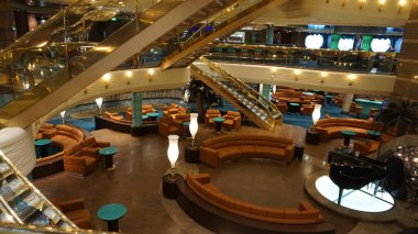 Trieste, İtalya - 9 Mayıs 2025: İtalya 'da inşa edilen büyük yolcu gemisi MSC Fantasia' daki Atrium 'un içi.