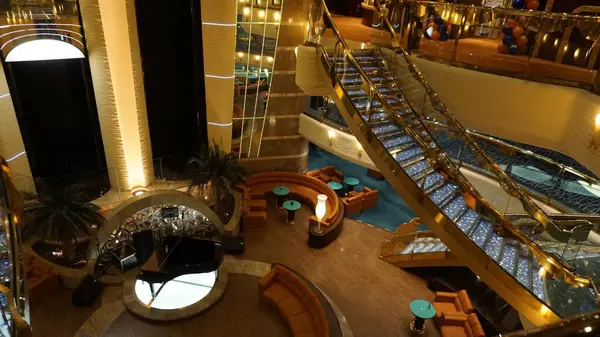 Trieste, İtalya - 9 Mayıs 2025: İtalya 'da inşa edilen büyük yolcu gemisi MSC Fantasia' daki Atrium 'un içi.