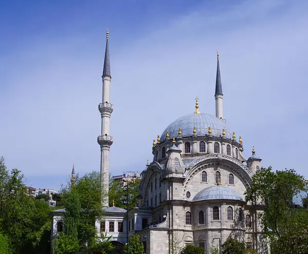 İstanbul 'un önemli bir simgesi olan tarihi Nusretiye camii. Nusretiye Camii 'nin Osmanlı mimari güzelliği. Galataport Alışveriş Merkezi. Tophane ilçesi, İstanbul, Türkiye