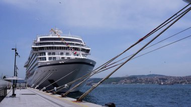 İstanbul, Türkiye - Yaz tatilinde gemi turu. İstanbul, Galataport 'ta yolcu gemileri