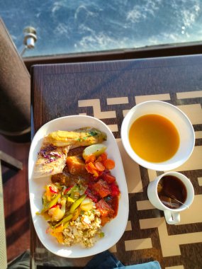 Soyut lüks yolcu gemisinde yemek odası büfesi. Modern yolcu gemisinde sağlıklı bir kahvaltı.