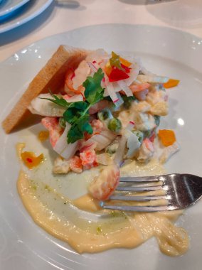 Soyut lüks yolcu gemisinde yemek odası büfesi. Balık yemekleri.