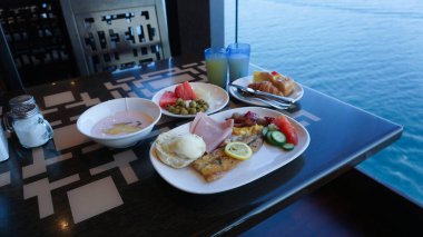 Soyut lüks yolcu gemisinde yemek odası büfesi. Modern yolcu gemisinde sağlıklı bir kahvaltı.