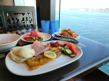 Soyut lüks yolcu gemisinde yemek odası büfesi. Modern yolcu gemisinde sağlıklı bir kahvaltı.