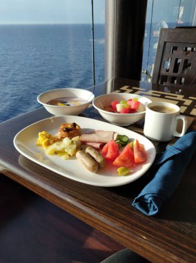 Soyut lüks yolcu gemisinde yemek odası büfesi. Modern yolcu gemisinde sağlıklı bir kahvaltı.