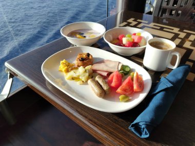 Soyut lüks yolcu gemisinde yemek odası büfesi. Modern yolcu gemisinde sağlıklı bir kahvaltı.