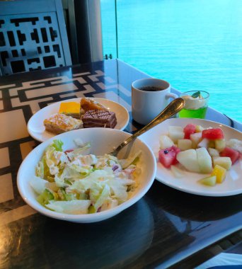 Soyut lüks yolcu gemisinde yemek odası büfesi. Modern yolcu gemisinde sağlıklı bir kahvaltı.