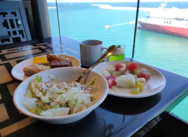 Soyut lüks yolcu gemisinde yemek odası büfesi. Modern yolcu gemisinde sağlıklı bir kahvaltı.