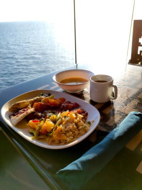 Soyut lüks yolcu gemisinde yemek odası büfesi. Modern yolcu gemisinde sağlıklı bir kahvaltı.